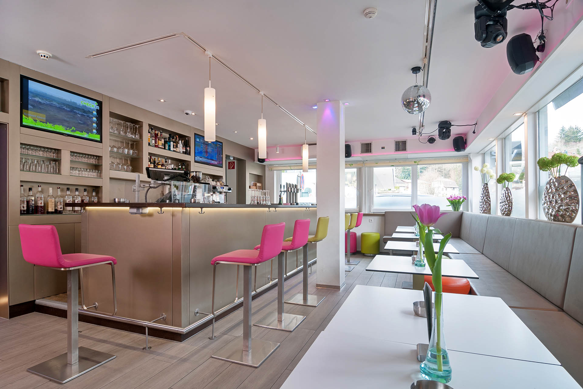 24holiday_velden_woerthersee_kaernten_bar_in_der_hotellobby